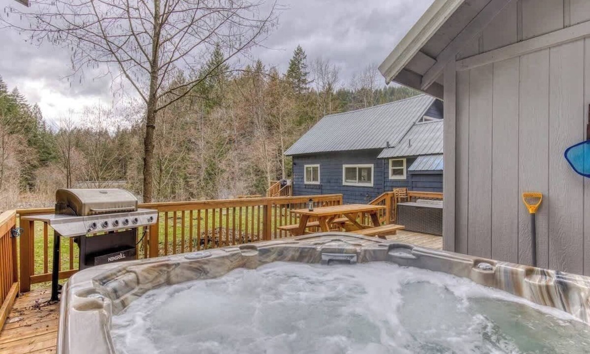 Zigzag Cabin | Riverbend Cabin Hot Tub, River Front Dog Friendly