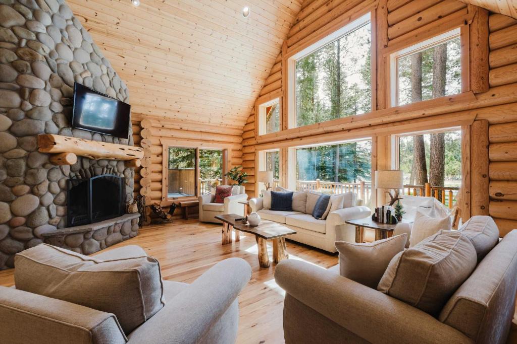 Three Rivers House | Riverfront log cabin style home with full kitchen deck washer & dryer and WIFI