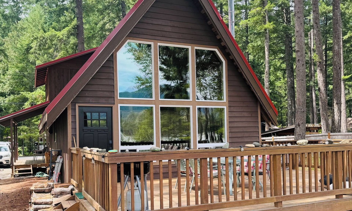 Packwood Cabin | Riverfront mountain view cabin with WiFi in Packwood