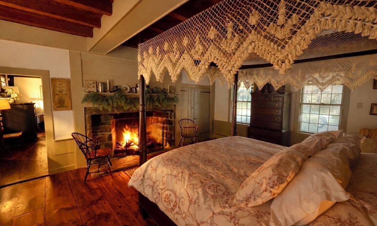 Lisbon House | Romantic, Historic 1750 Early Colonial House near Casinos, Spa, Mystic and more!