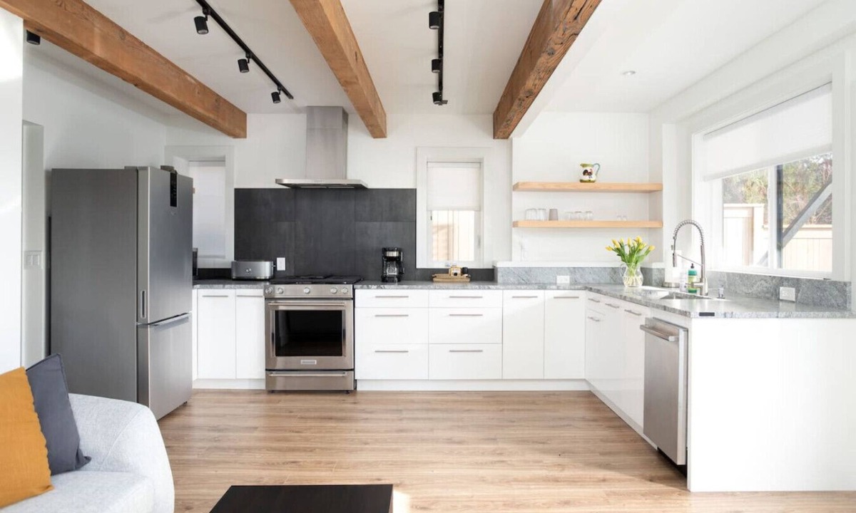 Northeast Bellevue Condo | Romantic modern condo by the lake