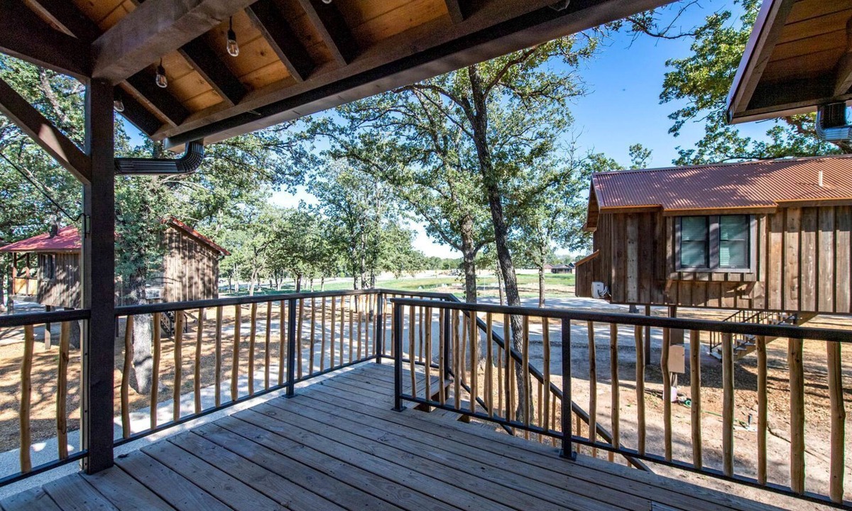Elm Mott Cabin | Romantic Tree House for Texas Glamping in Elm Mott