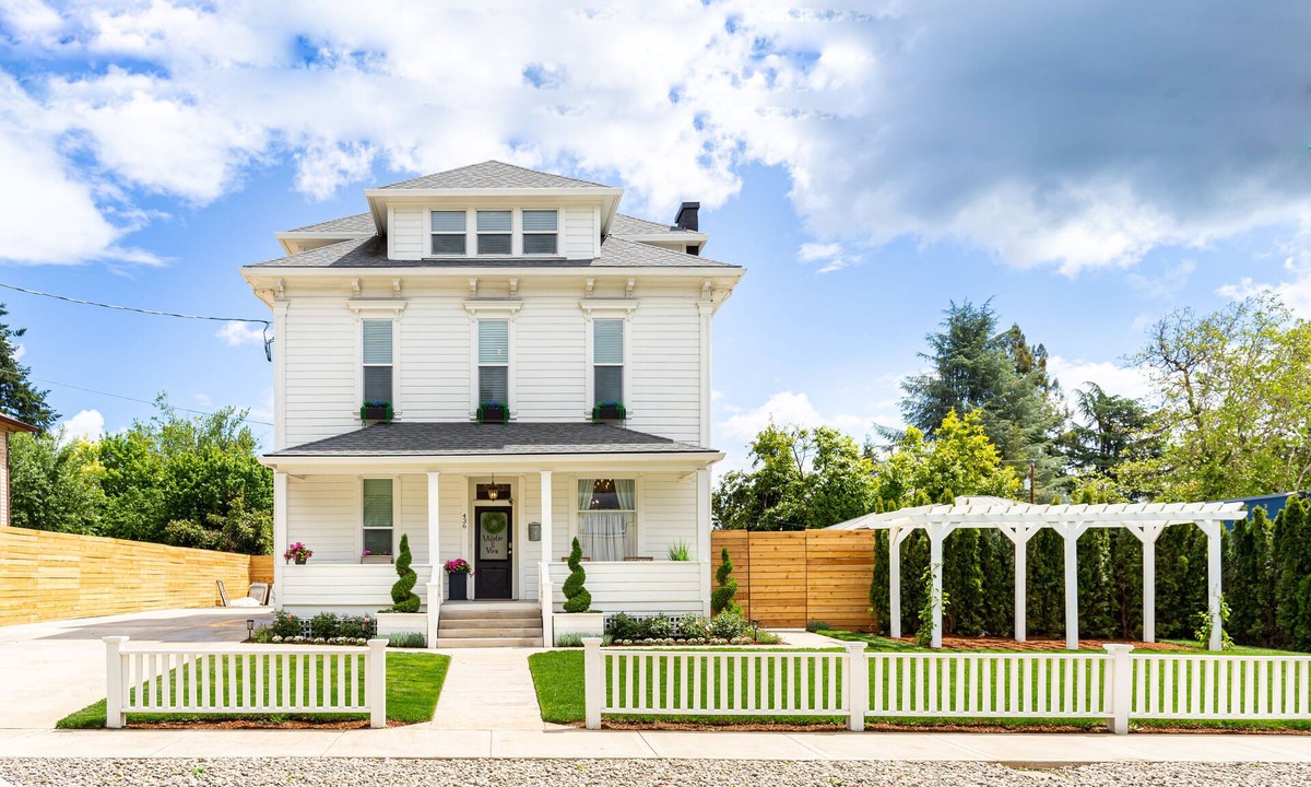 McMinnville House | Room for Everyone! 7BR, 6.5BA Wine Country Retreat near Downtown