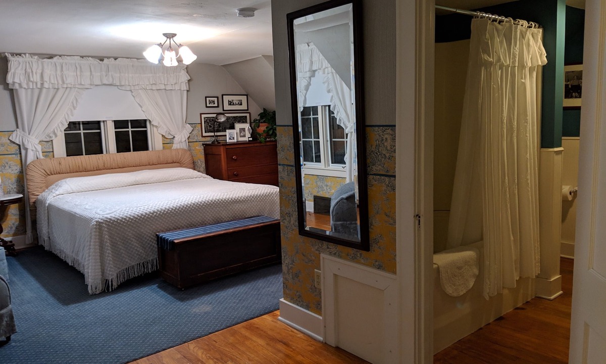 Coon Rapids House | Roswell Suite in the Historic Garst Farmhouse at Whiterock Conservancy