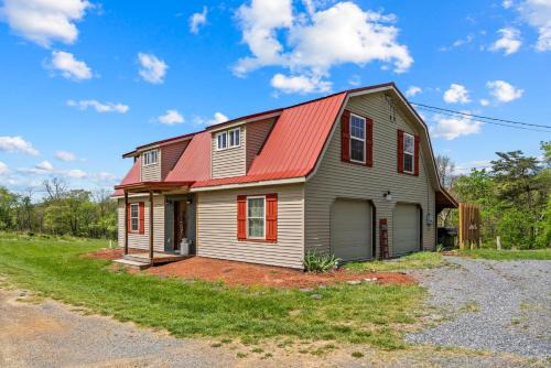 Wardensville House | Rustic Barn Retreat w Hot Tub Game Room & FirePit
