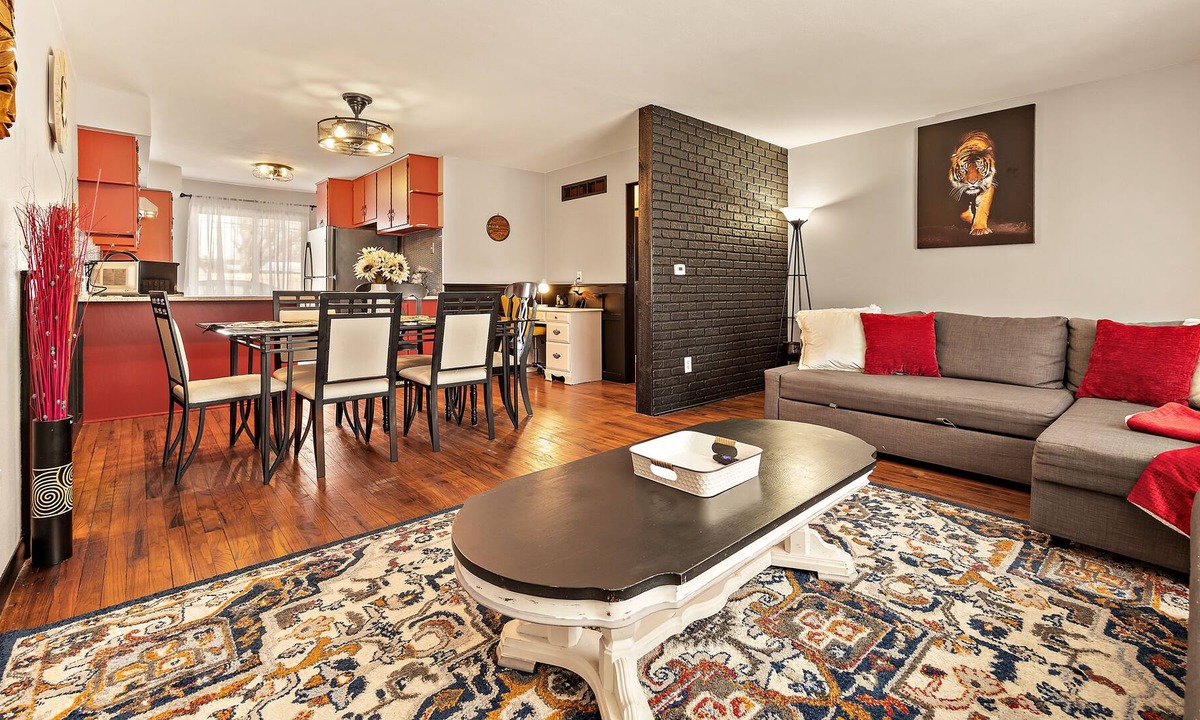 Yorkville Apartment | Safari-themed/No Stairs/Sleeps up to 12/W&D/FastWiFi/Near RagingWaves/Yorkville