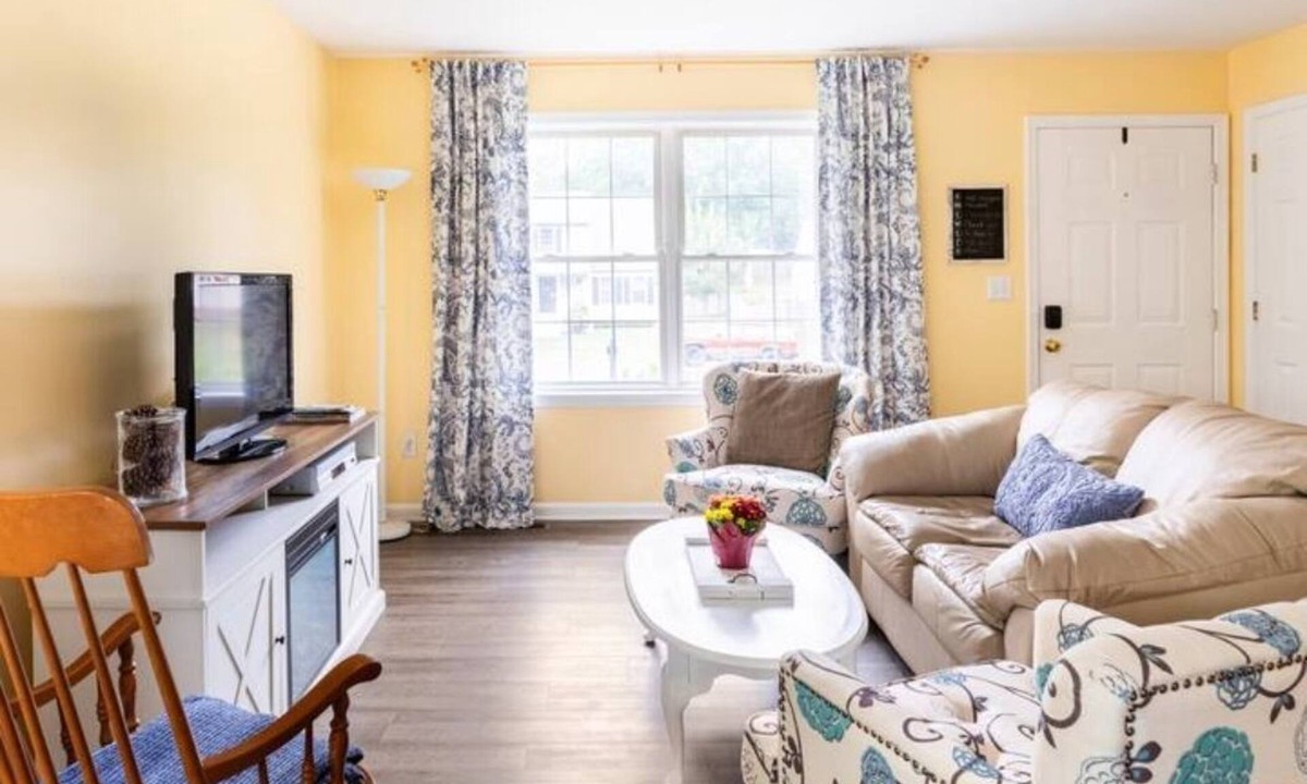 Fredericksburg House | Safe neighborhood near historical sites, restaurants, shopping, plus. Park free.