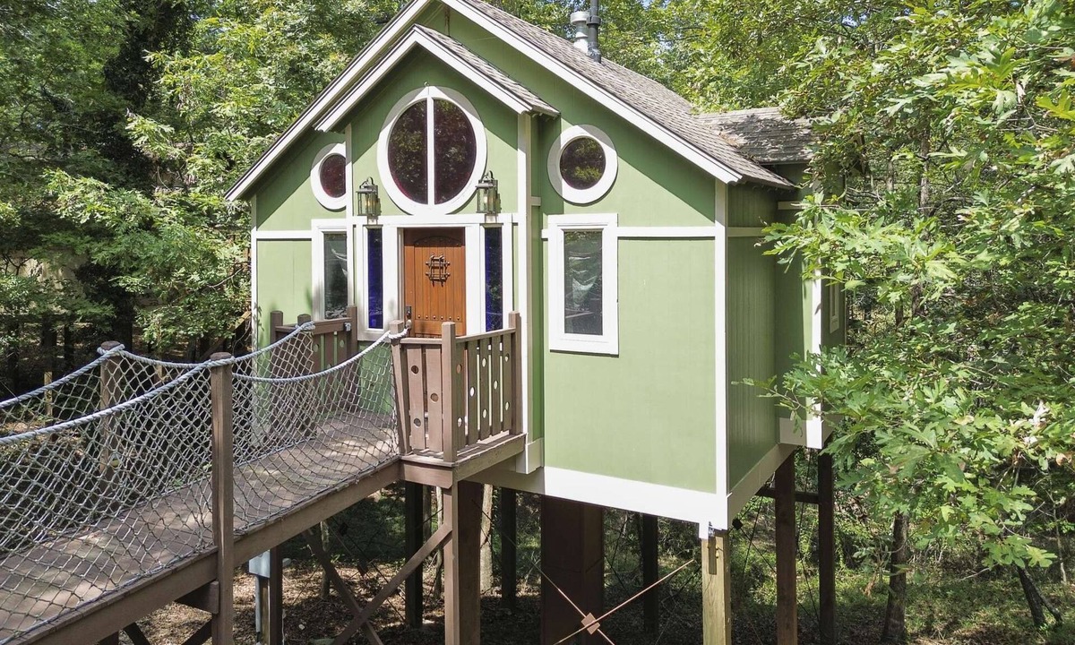 Eureka Springs Cottage | Sanctuary Treehouse with Jacuzzi