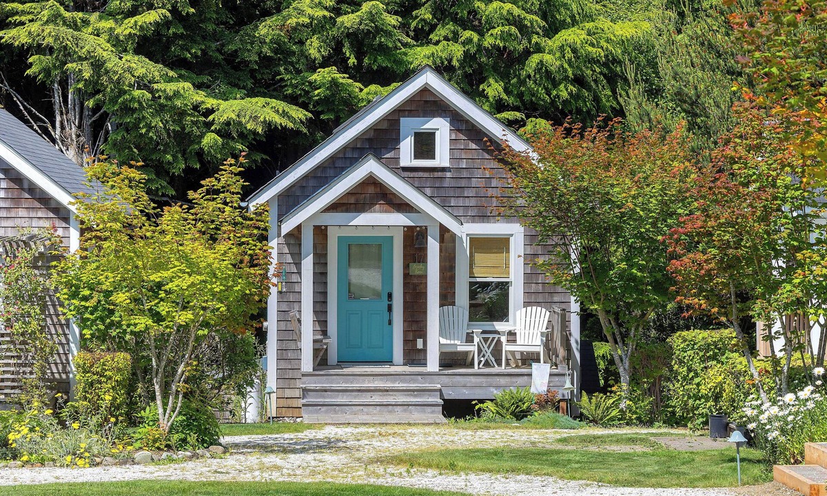 Seabrook House | Seabrook's Beachy Keen, a private hot tub