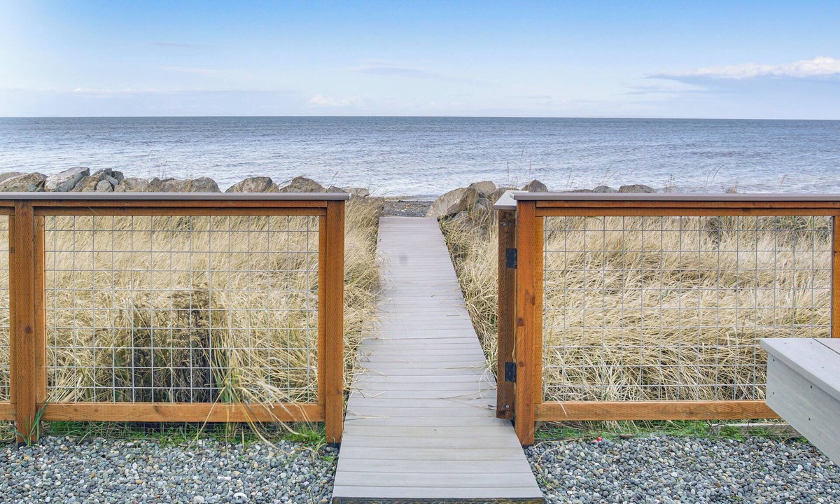 Sequim House | Sequim Shoreline Retreat w/2 Decks: Dogs Welcome!