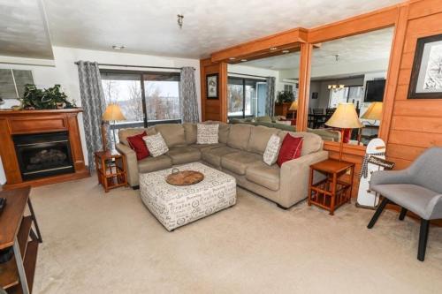Champion Apartment | Seven Springs Stoneridge 3 Bedroom Standard Condo, Mountain Views! condo