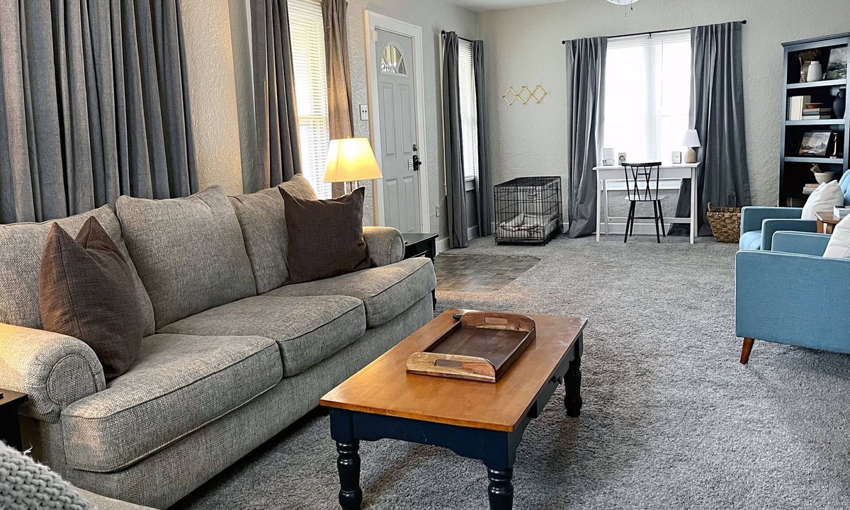 Roswell House | Simple & Spacious 3/1~2 Pets Stay For Free!