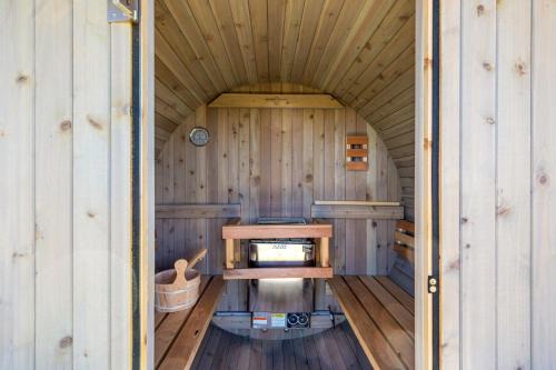 Front Royal House | Skycrest Cabin - Sleep in the clouds