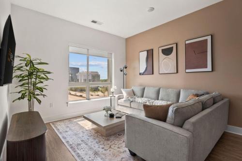 Second Ward Apartment | Skyline Suite - Free Parking, Pool, City Views