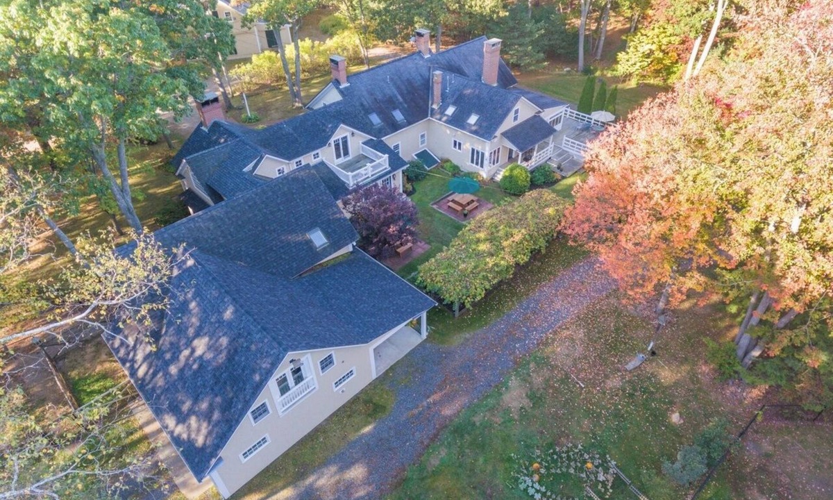 Cape Neddick House | Sleeps 18! .25 mile walk to Cape Neddick beach! Expansive home on Shore Rd, York