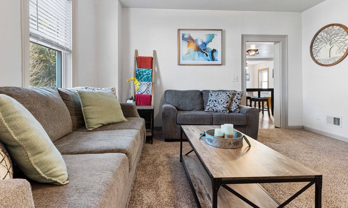 Oconto House | Small Town Retreat- 3br Bright & Stylish Home