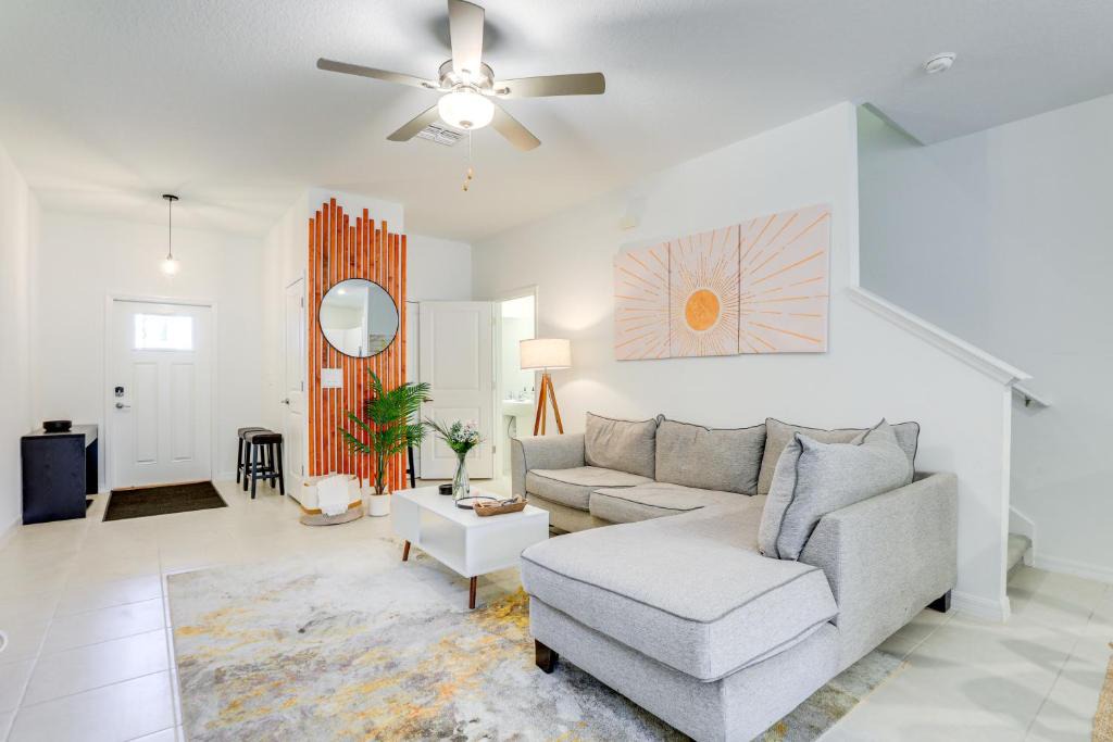 Ruskin House | Snowbird Haven Townhome w/Pool Access Near Tampa!