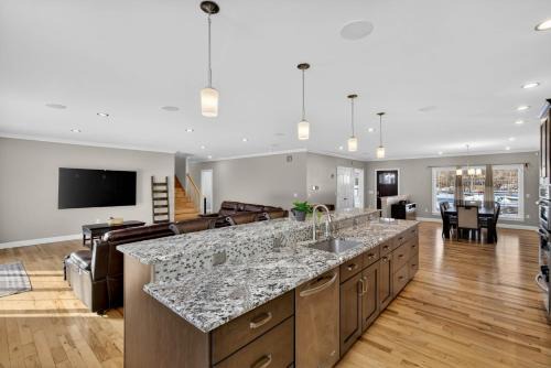 Tolland House | Solar-Powered Luxury Estate Master Spa, Tesla EV, Fast WiFi, Game Room