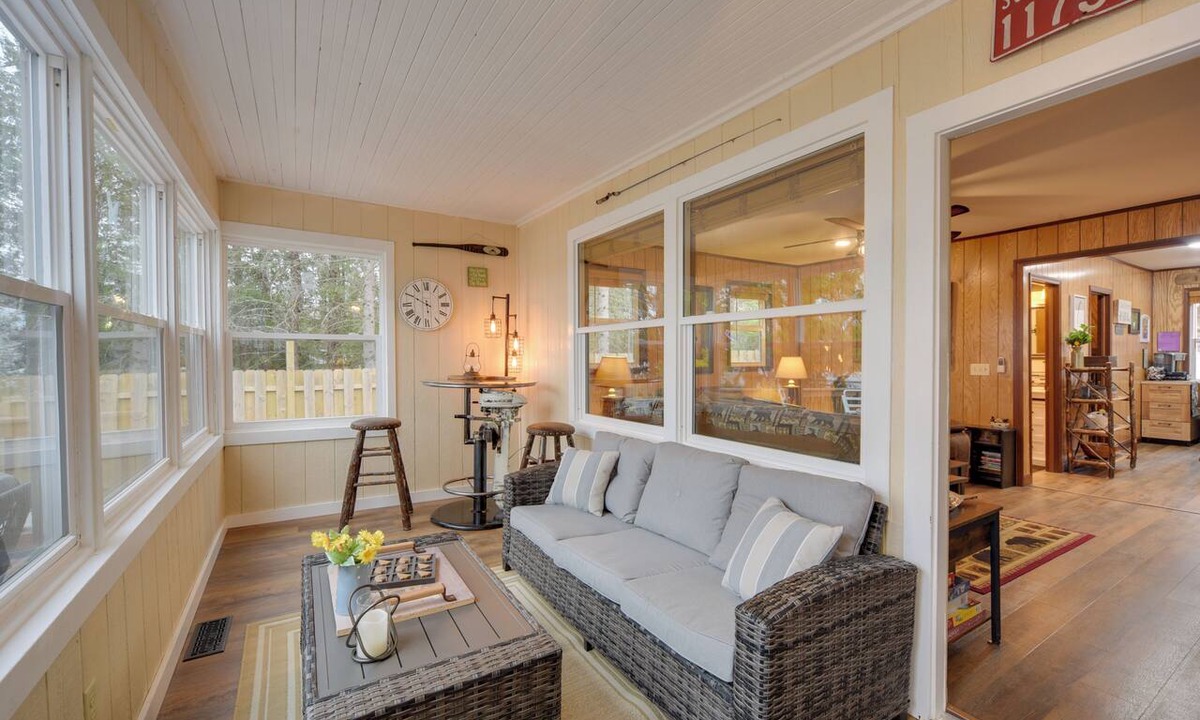 Solon Springs Cottage | Solon Springs Getaway w/Dock & Kayaks!