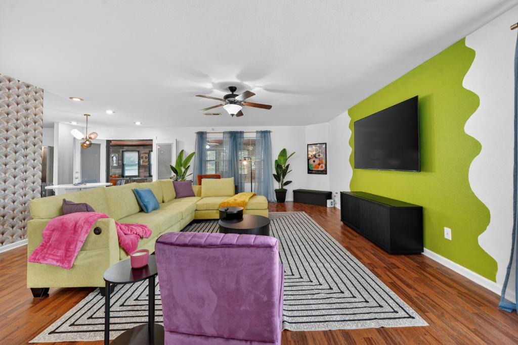 Normal House | Southern Comfort Escapes 5BR for 14 Near NASA home