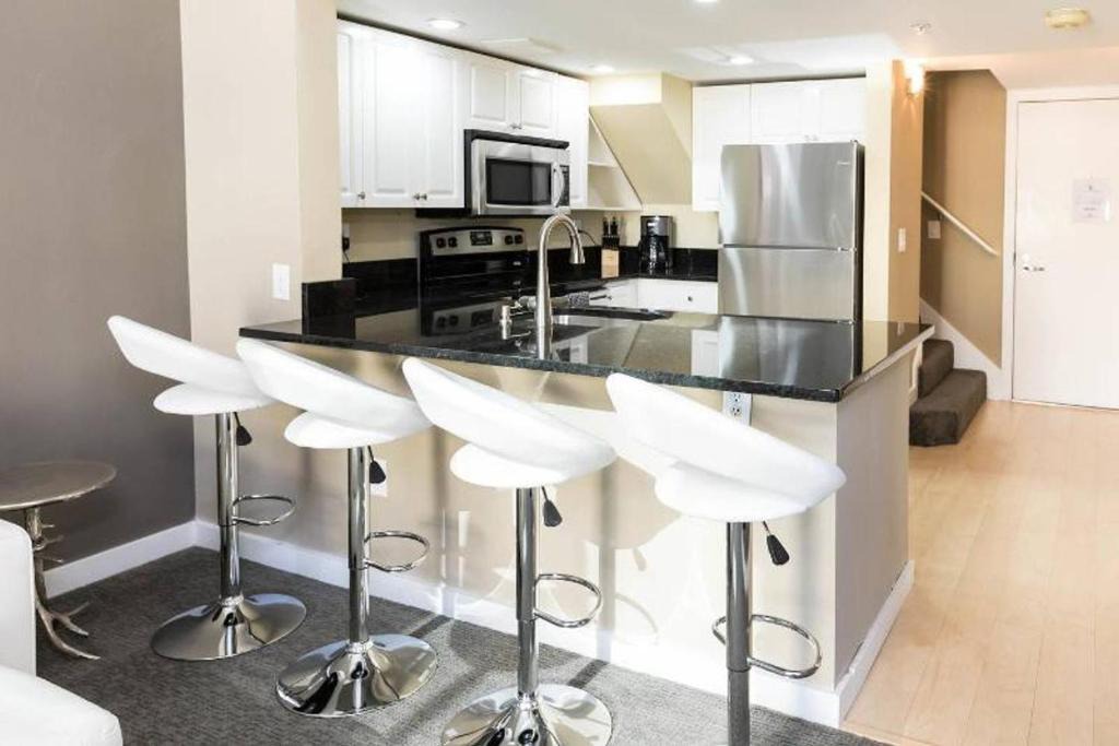 Belltown Apartment | Space Needle Downtown Modern Top Story Penthouse