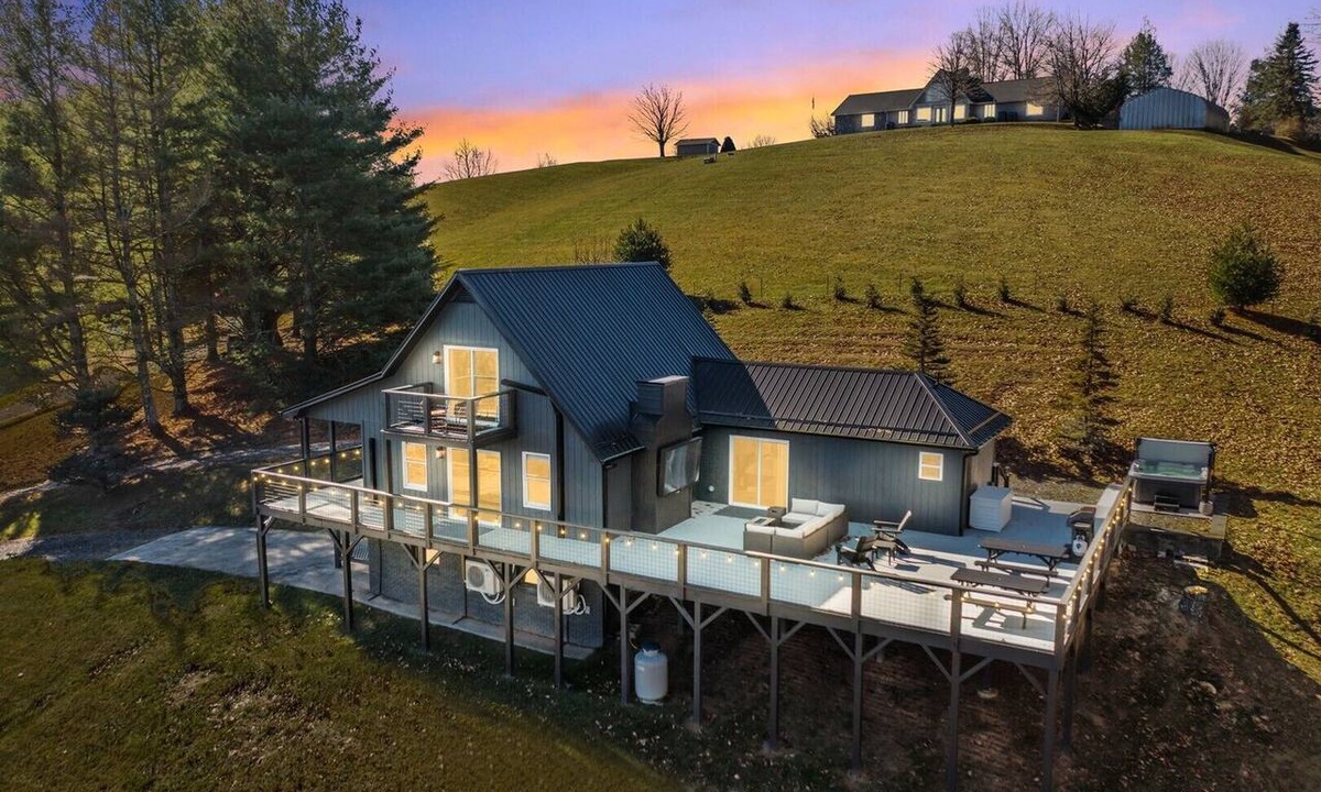 Fleetwood Ski Chalet | Spacious 3BR chalet in Fleetwood, NC, perfect for family gatherings, sleeps 10.