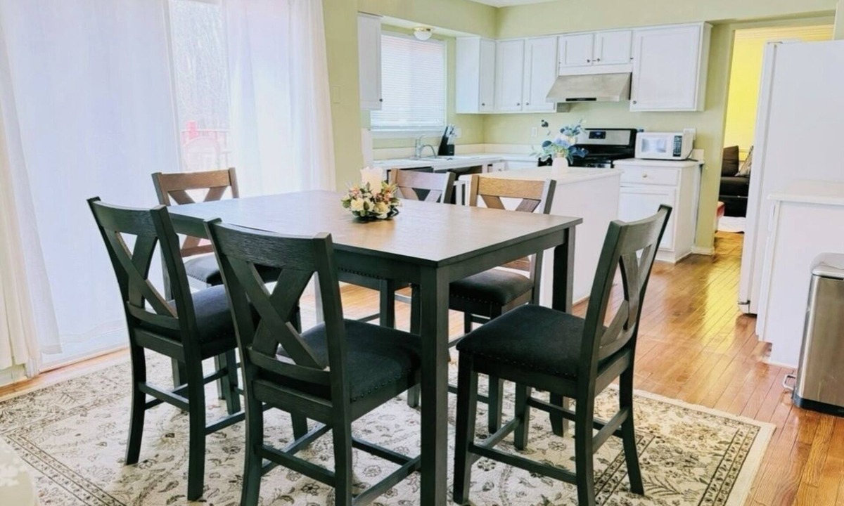 Mitchell House | Spacious 5-bedroom house with pool table near UofM