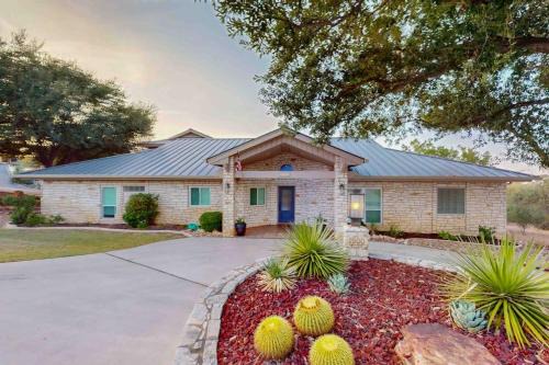 Horseshoe Bay West House | Spacious Beautiful Home with Full Kitchen, Balcony and Patio, Next to Golf Course