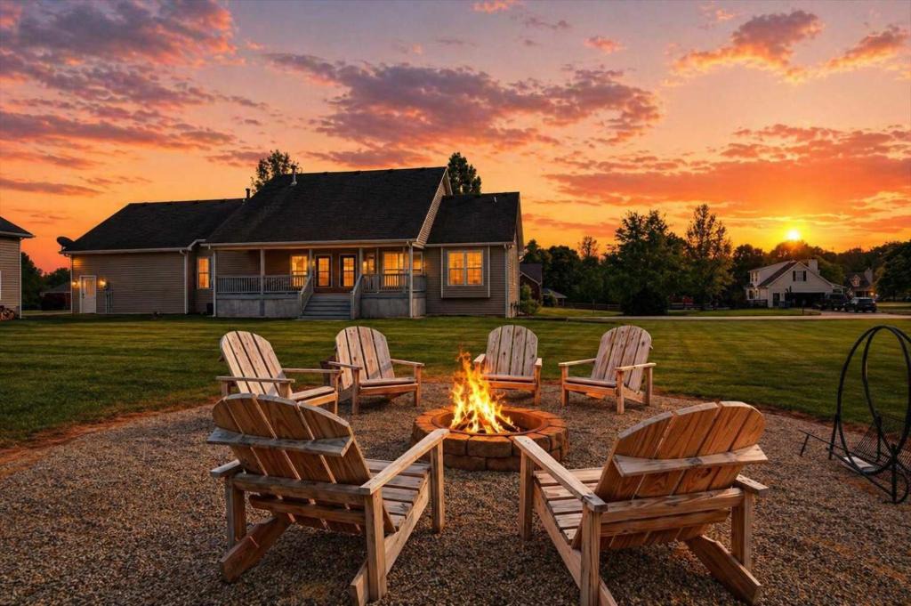 Buckner House | Spacious Buckner Retreat Theater & Game Room