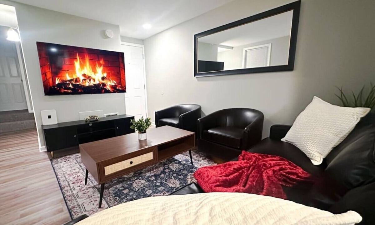 Forest Park Apartment | Spacious & Clean 1.5 Story Apartment with Parking - Easy Access to City+ Airport