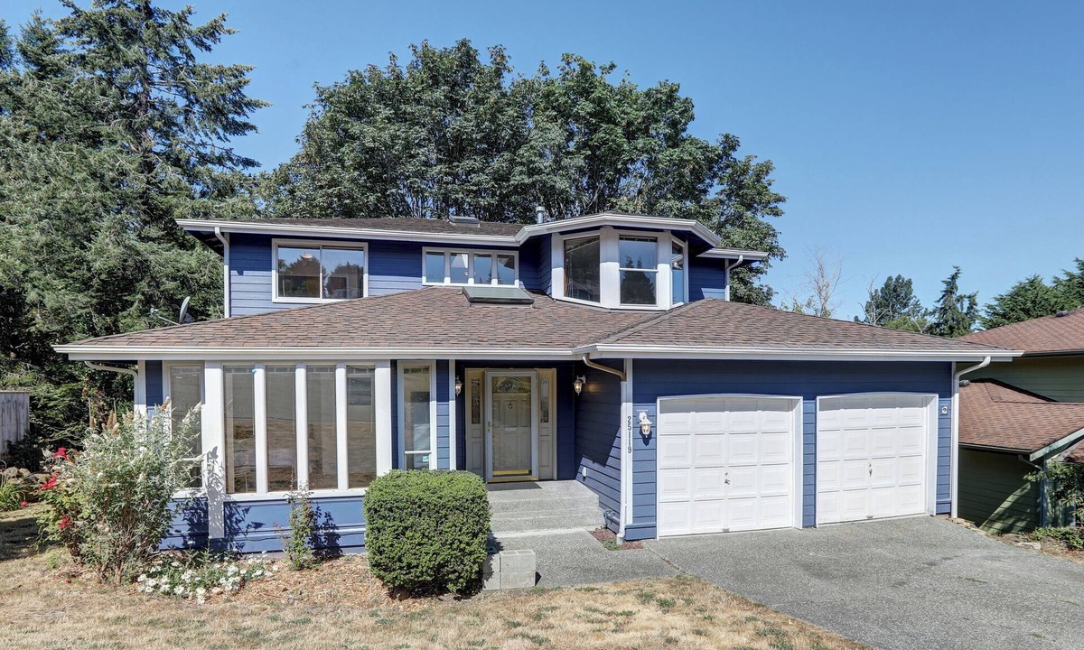 Des Moines House | Spacious Cozy 5-bedroom house with AC, WiFi in welcoming Des Moines