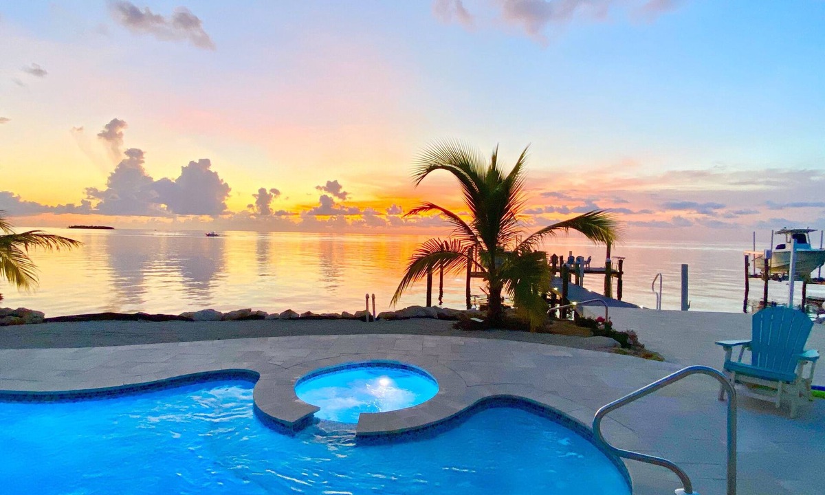 Marathon House | Spacious Home, Directly on Gulf , Beautiful Sunsets, 2 Master Suites, 2 Kayaks
