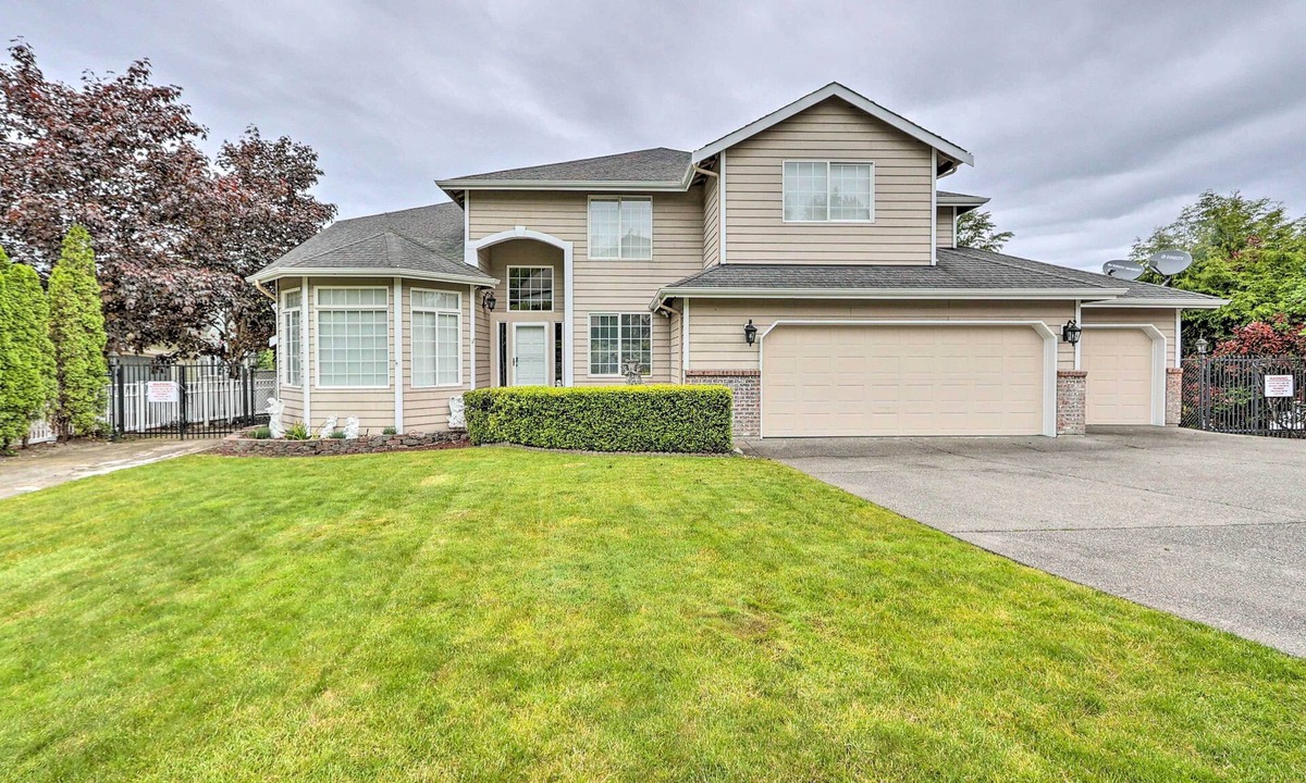 Kent House | Spacious Kent Home: Great for Large Families!