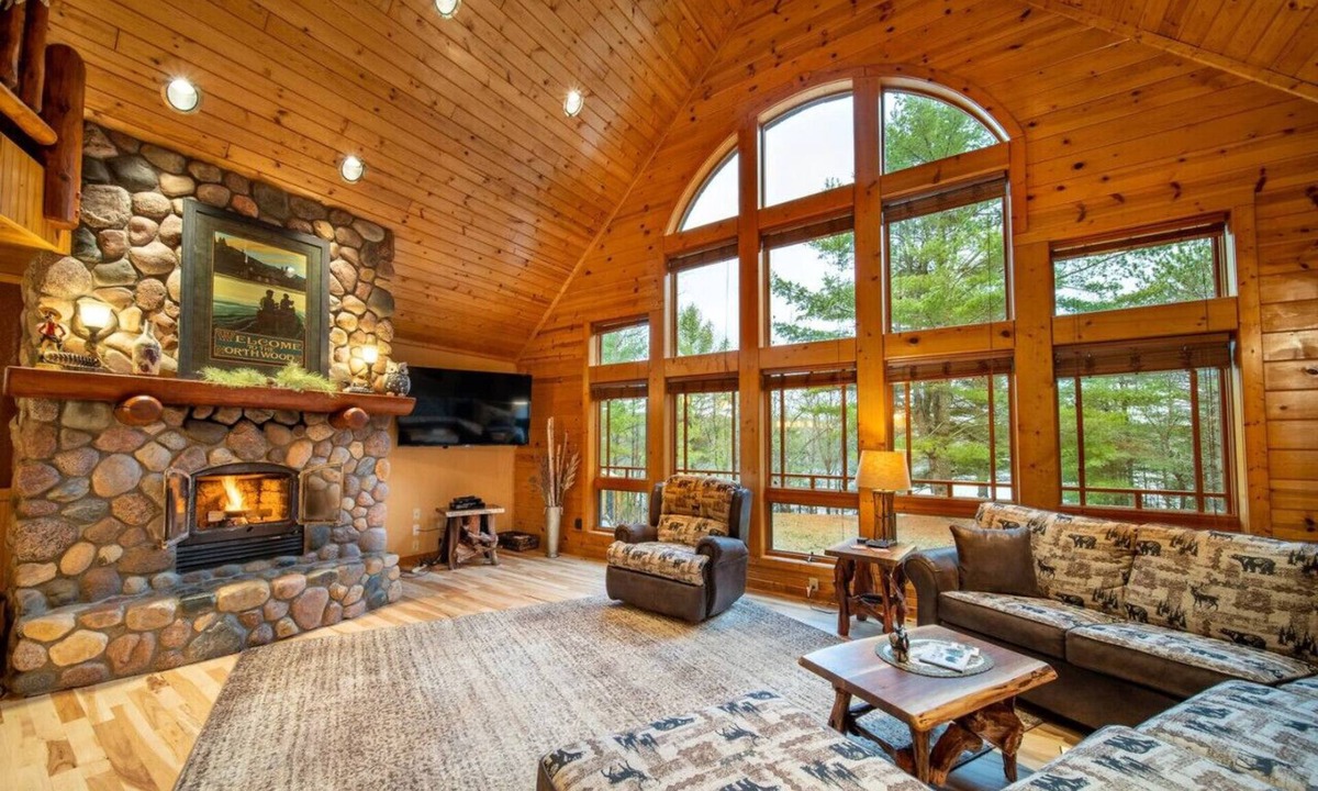Tomahawk House | Spacious Lakefront Lodge, Kayaks/Canoes Included! Pet Friendly!