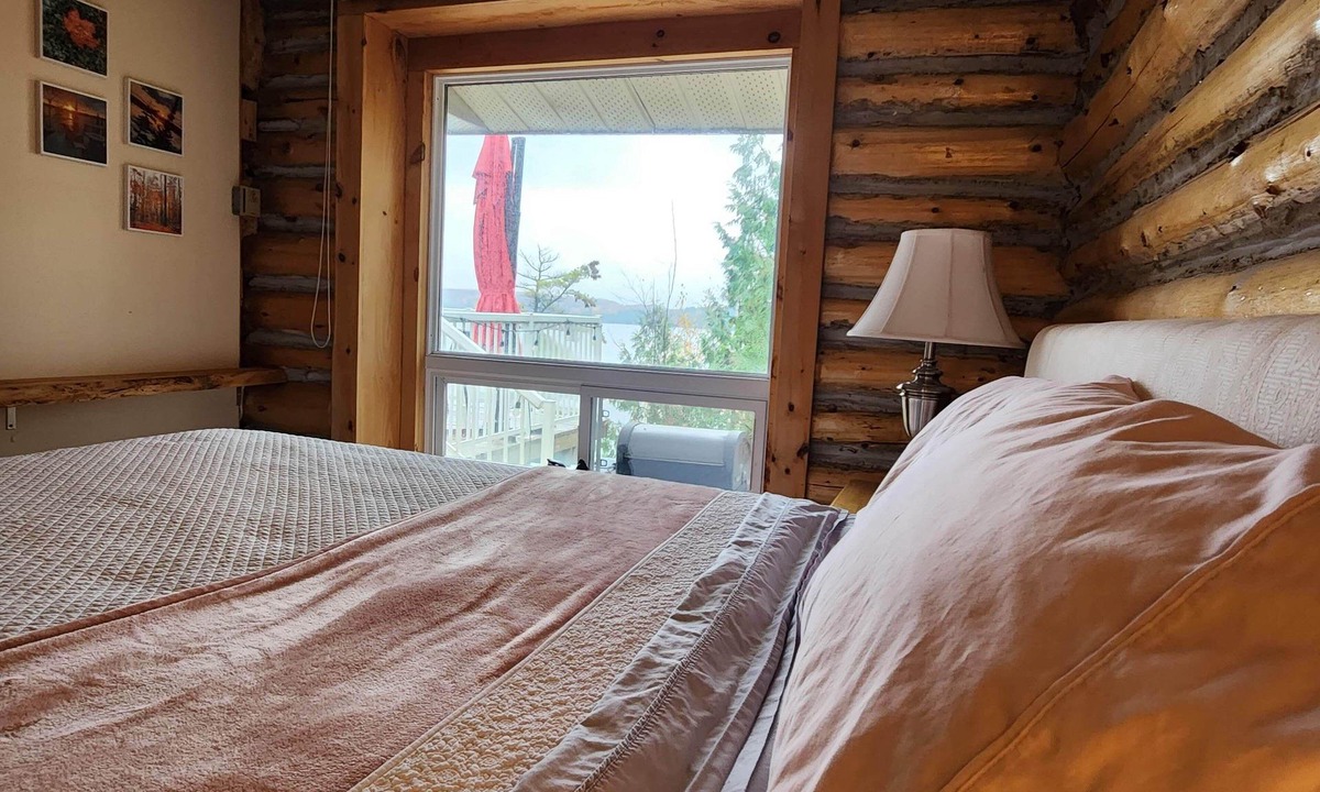 Coboconk Cottage | Spacious Log Cabin, Ready for Fall and Thanksgiving!