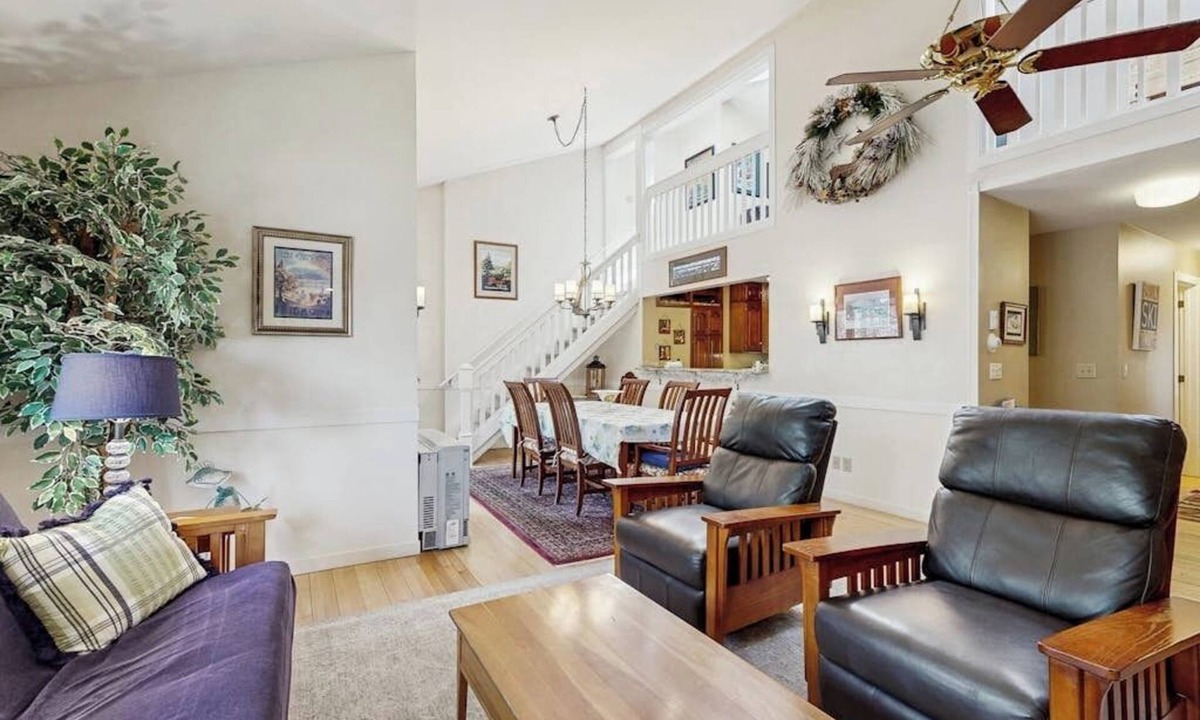 Warren Condo | Spacious mountain view condo with library & gas fireplace - near skiing