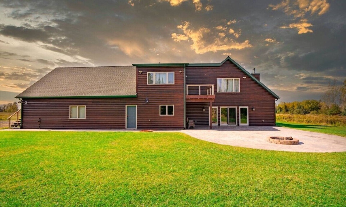 Maple House | Spacious, Secluded Retreat with Rustic Charm