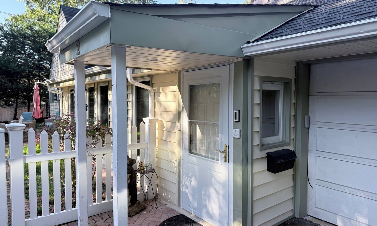 Roslyn Heights House | Spacious, serene and very private 5-bedroom house with AC in Roslyn Heights.