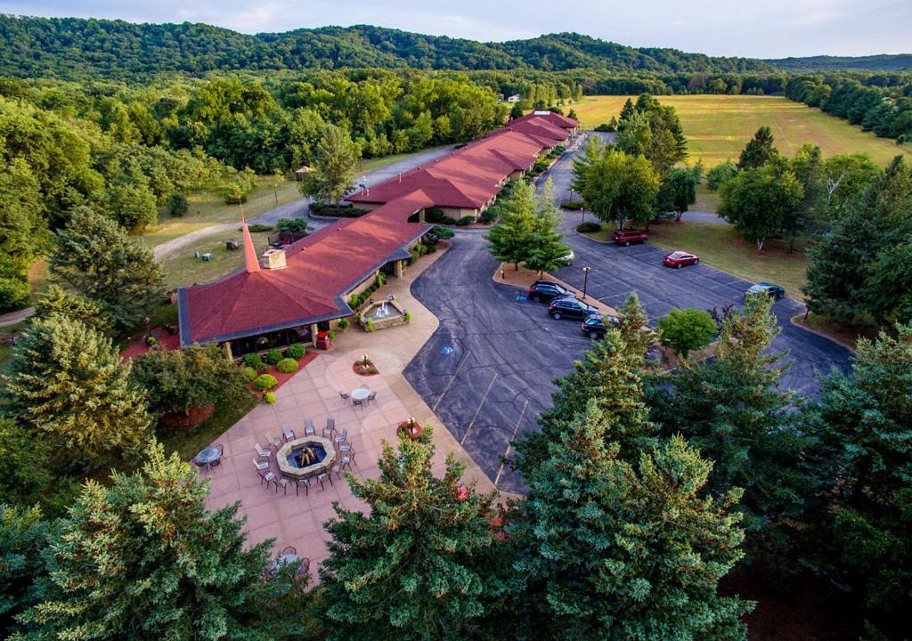 Arena Hotel | Spring Valley Inn