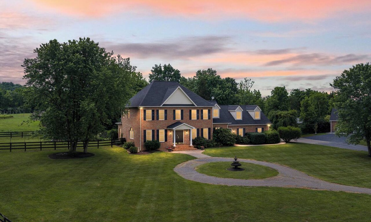 Ridgeway House | Stay at the winery!