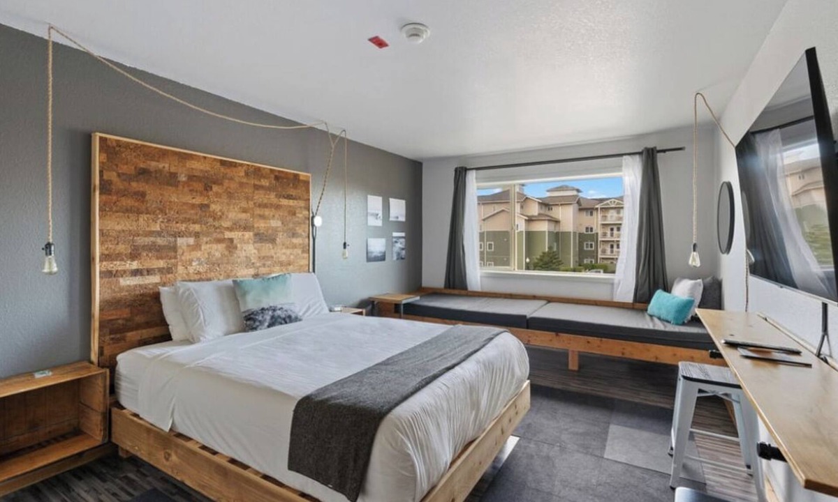 Long Beach Hotel | Steps from World Kite Museum! Two Modern Units, Swimming Pool, Free Parking!