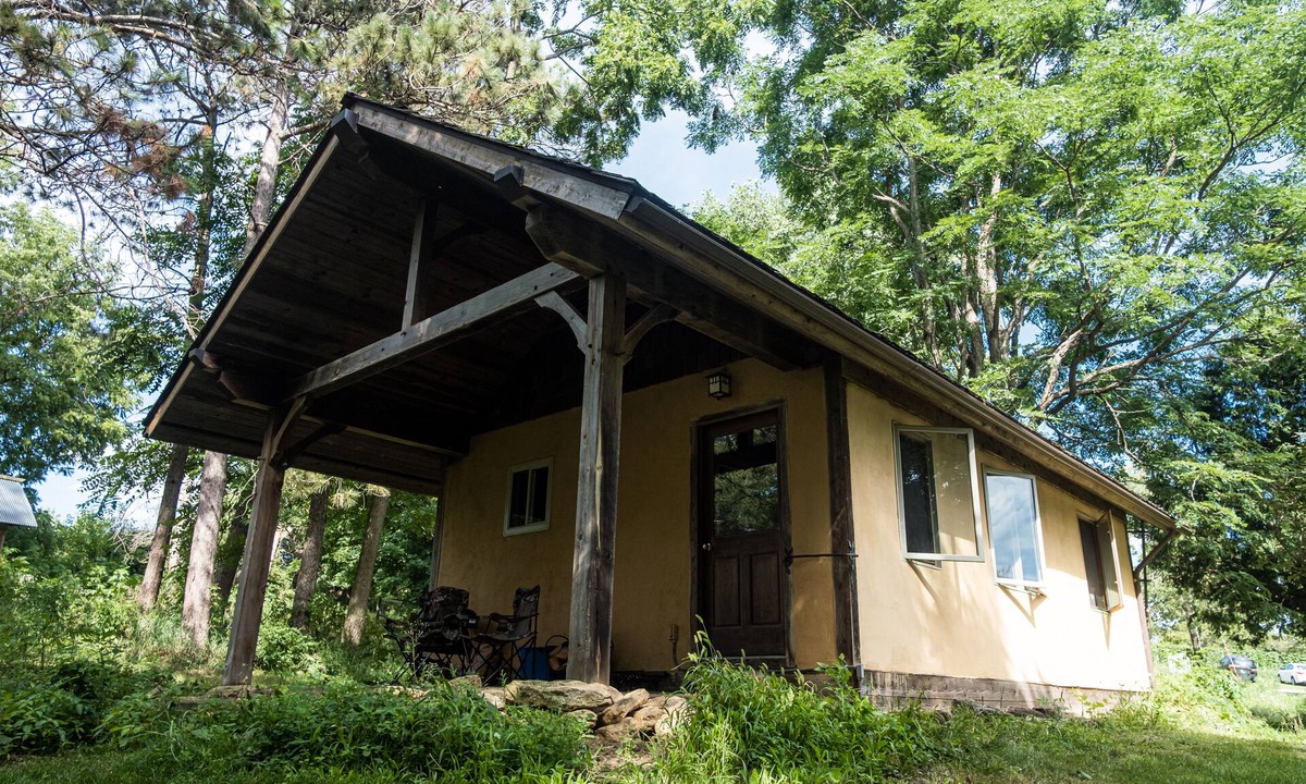 Mount Horeb House | Straw clay sauna house on organic farm
