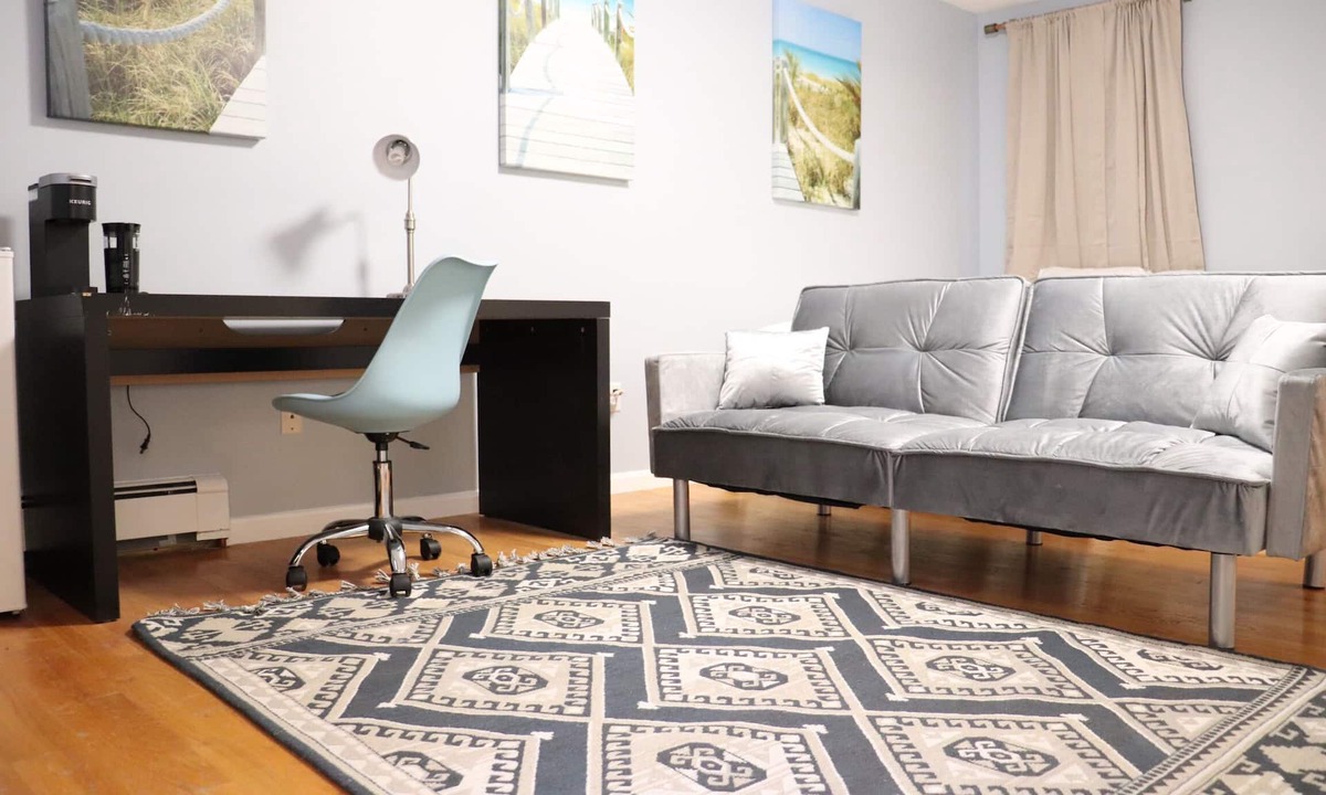 North Cambridge Apartment | Studio 3-minute walk to subway, bus: Harvard,MIT,Lesley,Tufts,downtown Boston