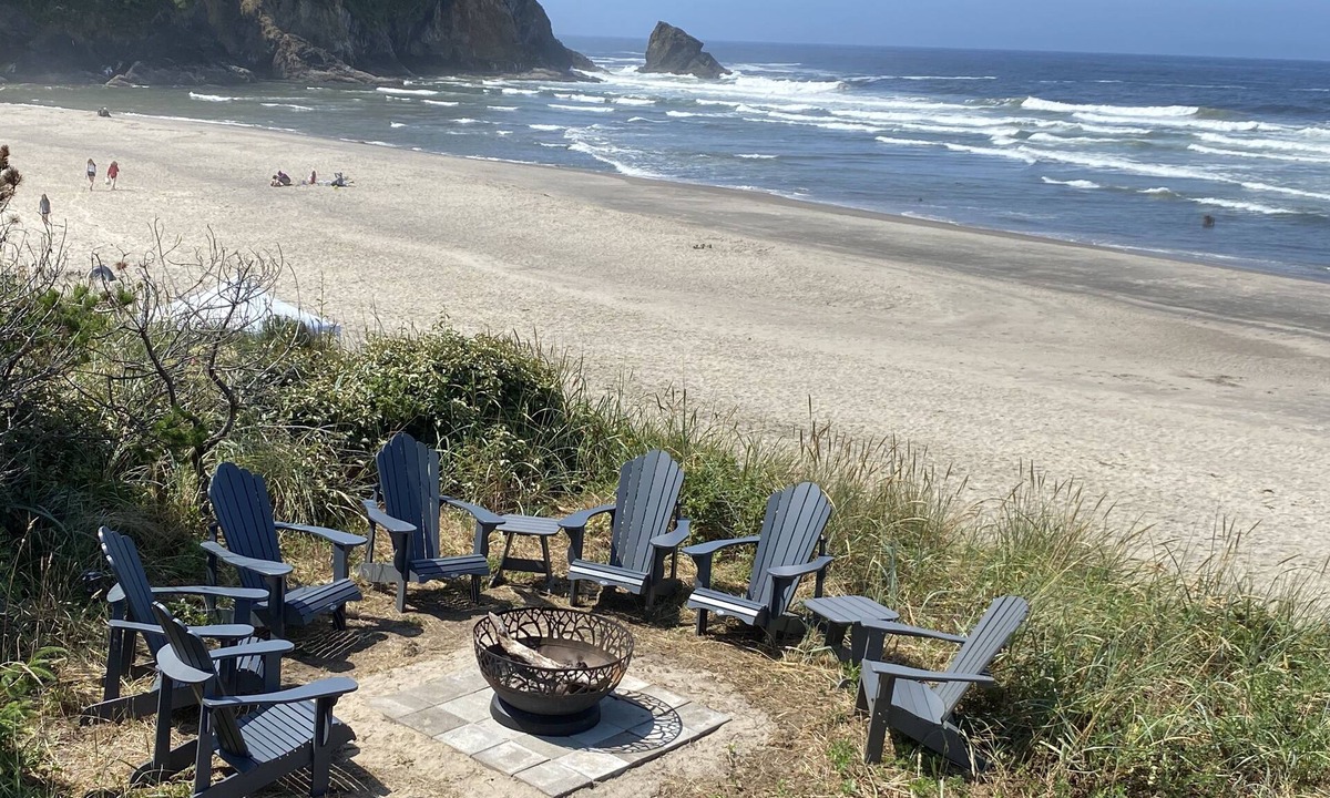 Neskowin House | Stunning Oceanfront Retreat -5 Bed, 4 bath, Panoramic Views, Hot-tub, Wi-Fi,