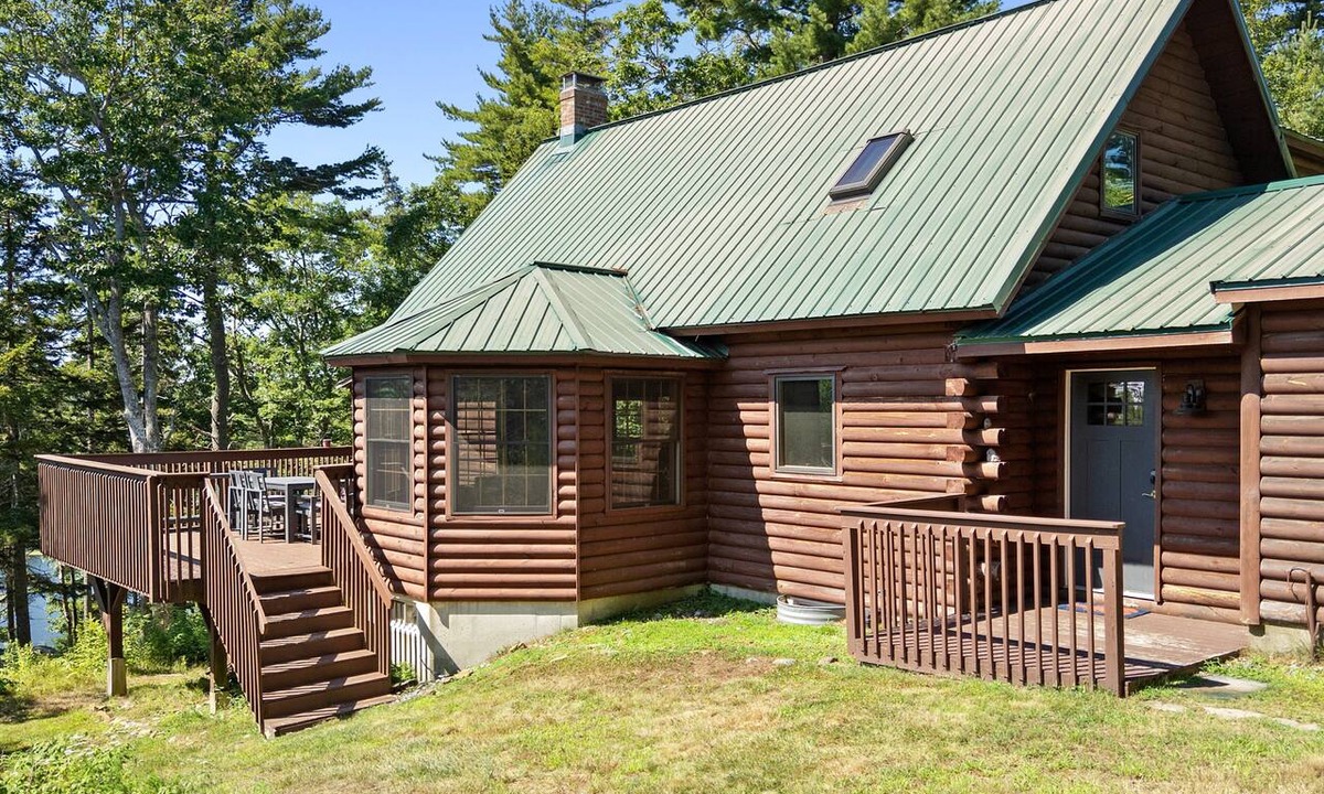 Boothbay Harbor Cabin | Stunning & Spacious Log Cabin in the Woods