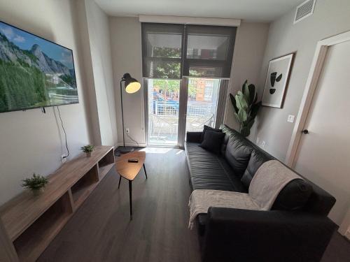 Clarendon Apartment | Stylish Apt Near DC & Metro - Pool & Gym