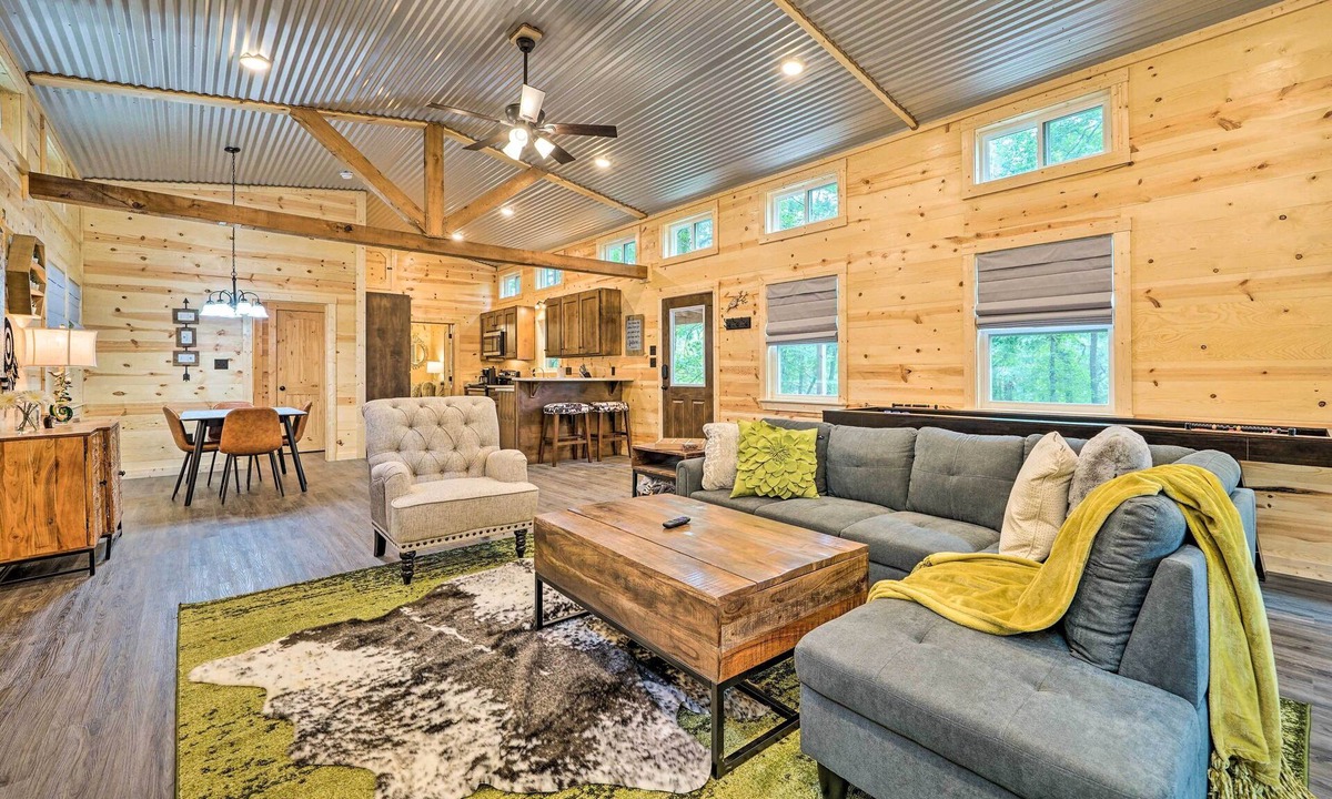 Broken Bow Cottage | Stylish Cabin by Beavers Bend: Hot Tub & Fire Pit