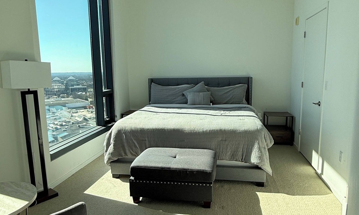 McLean Apartment | Stylish King Suite Tysons Corner Mall Access Metro Nearby