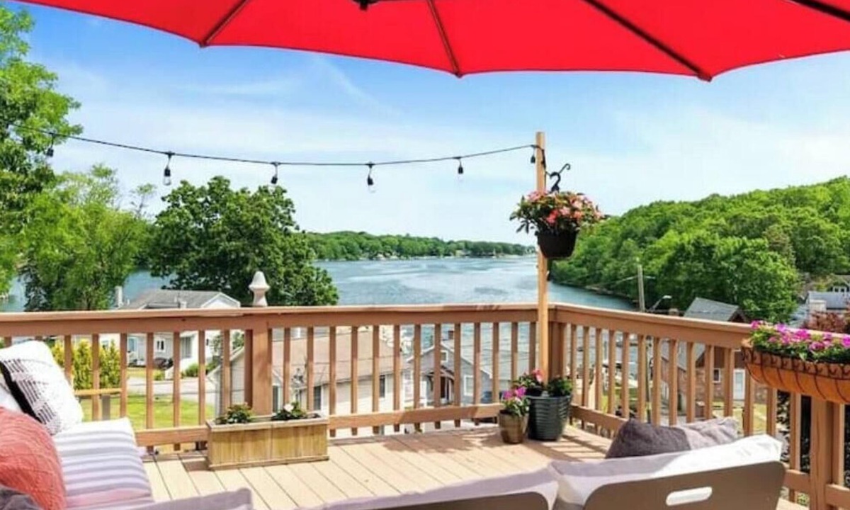 East Lyme House | Stylish Retreat Waterviews