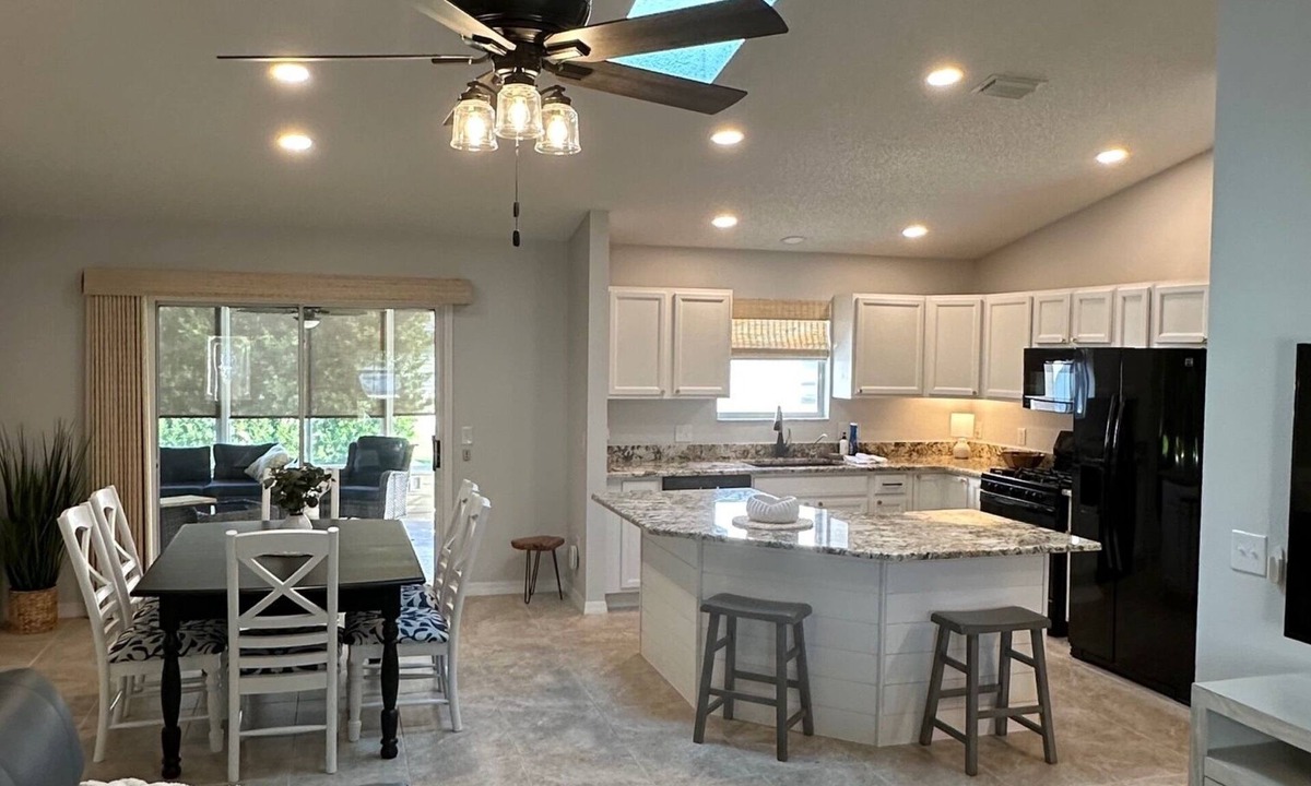 Springdale House | Sunny 3BR Florida retreat with private lanai and open-concept living near golf and dining.
